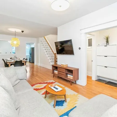 Charming 3Br Home Near Downtown Toronto